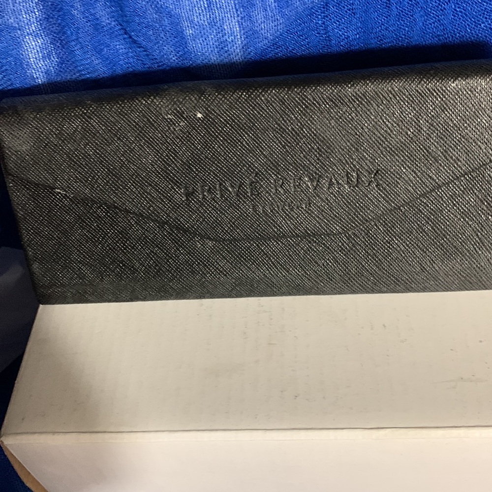 Beautiful brand new black sunglasses gold trim on top - Picture 4 of 6